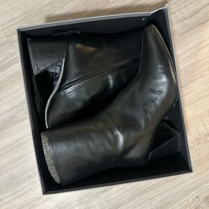 Black heartbreaker boot